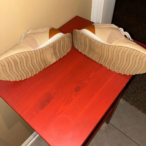 J McLaughlin Stylish Beige and Cream Women’s Sneakers Sz 8 Gently used - Picture 9 of 12